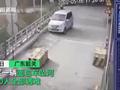 广东韶关一面包车失控坠河 车上10人全部遇难
