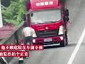 前方500米就是服务区 男子应急车道停车小便被扣3分罚200