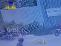 2女孩被尾随骚扰跑进超市求助 店家:太恼火了,还好女孩机智