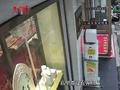 广州一男子多次往金店内扔鸡蛋 店主出门理论两人发生肢体冲突