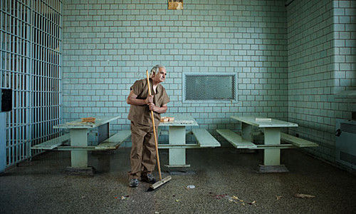 在监狱打扫的麦道夫，狱中他依然不乏崇拜者