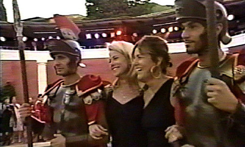 他和妻子俨然成为了古罗马的富豪和贵妇。照片来自当年流传出来的视频，清晰度较低