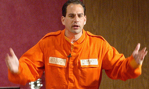 身穿囚服的明科依然不忘展示自己的忽悠才华