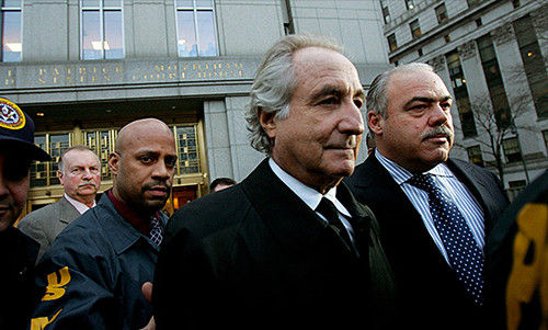 麦道夫被押出法庭，他以650亿美元的涉案额成为华尔街骗子榜上的传奇