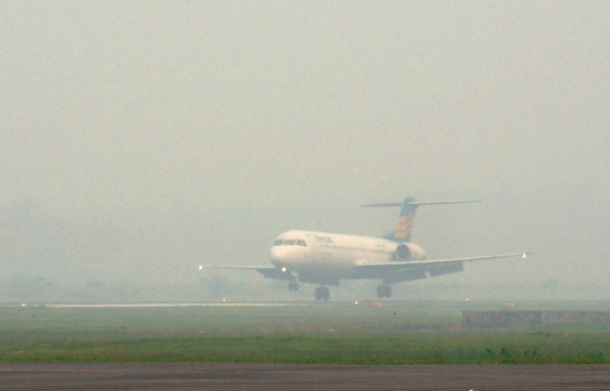 8月23日，印尼西加里曼丹省坤甸机场。烟雾导致航班延迟，印尼林业部取消了一次出访。