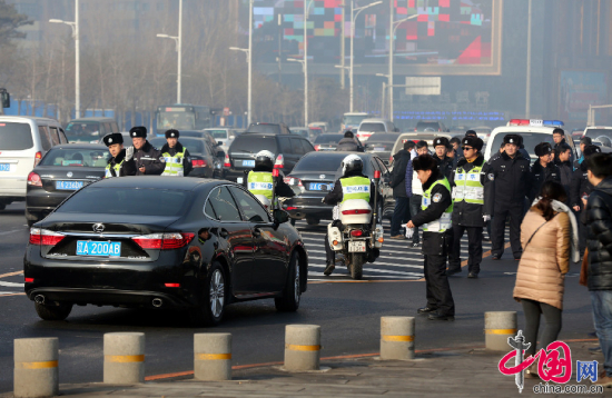 　　2015年1月4日，辽宁省沈阳市，2015年首个工作日，沈阳数千台出租车集体罢运，表达不满，不少上班族打不到车。交警在现场进行疏导