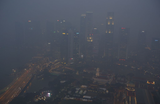 　　9月14日的新加坡天空。印尼周五宣布，他们将派遣1000名军人前往南苏门答腊灭火，因为烟雾已经导致数千人生病，航班烟雾，邻近的新加坡和马来西亚空气质量达到危险水平。印尼此前也曾多次保证会终结这种季节性的大火，但是每一次都没能真正防止这种雾霾天气出现。