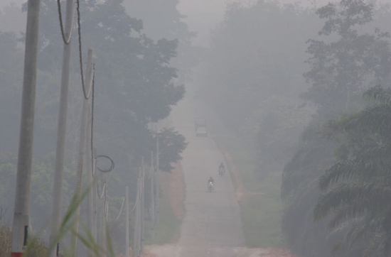 　　10月8日，摩托车行驶在马来西亚吉隆坡西南的Ayer Hitam小镇。周日，婆罗洲岛部分地区的能见度只有50米，新加坡空气污染读数达到历史新高。
