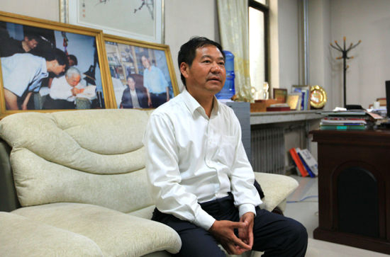 　　尽管荣兰祥并不认同自己是一位成功老板的说法，但采访中，还是时时表现出商人的精明，谈到学费、实习费、成本费、就业费等等，多次用“算账”的方式加以说明。