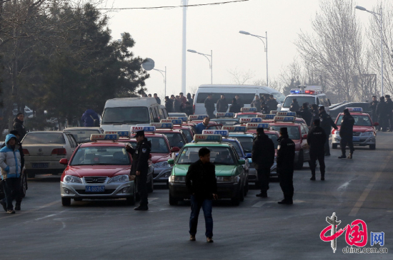 　　2015年1月4日，辽宁省沈阳市，2015年首个工作日，沈阳数千台出租车集体罢运，表达不满，不少上班族打不到车。交警在现场进行疏导。