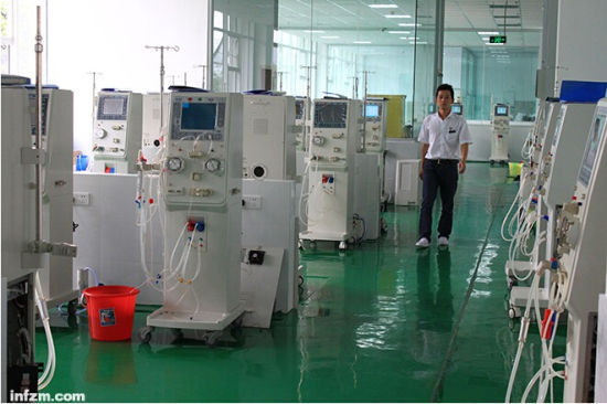 &nbsp;&nbsp;&nbsp; 以反倾销为武器，国内血透机生产企业向国外生产商发起了进攻。图为重庆山外山科技有限公司的血透机运行试验室，该民营企业目前占据国产血透机的六成市场份额，也是此次反倾销调查申请的牵头者。 （南方周末记者 张玥/图）
