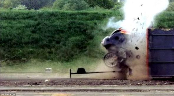 随着可怕撞击的发生，汽车后部已经完全撕裂