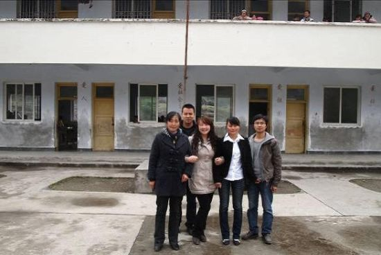图说：奎武小学全体老师合影，其中一个老师还是没有编制的代课老师