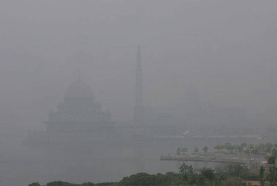 　　10月9日，马来西亚标志性建筑布城清真寺在雾霾中。此刻，由于能见度低，婆罗洲岛上的汽车白天也开着大灯，航班一片混乱。马来西亚南部柔佛州的一些地区污染达到危险程度。