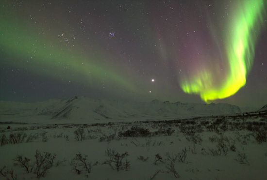 最近点：这张照片展示了北极光和附近的月球形成跳舞图案，让人心潮澎湃。
