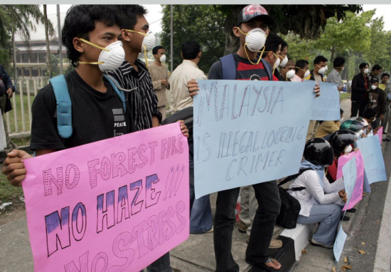 　　10月13日，印尼廖内省北干巴鲁一旅馆外，印尼、新加坡、马来西亚、泰国和文莱的抗议者举行集会。印尼周五请求国际社会帮助灭火。