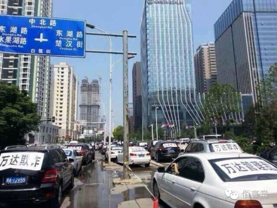 7月29日早上十点，汉街周边出现大面积交通拥堵。资料图片。 