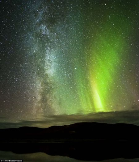 　　充满几十亿颗恒星的银河、像从山顶坠落的雨点的北极光和灰蒙蒙的湖面。艾里亚森等了好几天才拍摄到这些令人惊叹的照片