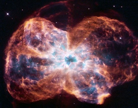 哈勃太空望远镜拍到的一颗白矮星。白矮星的磁场强度是地球磁场的1万倍，同时存在怪异的化学键