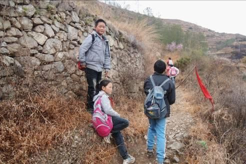 图说：沿途的孩子会自发组成一个放学小组