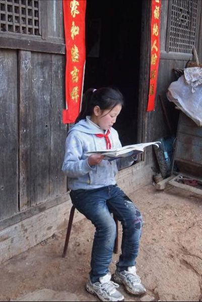 图说：家里没有电，陈璐总是在屋外看书做作业