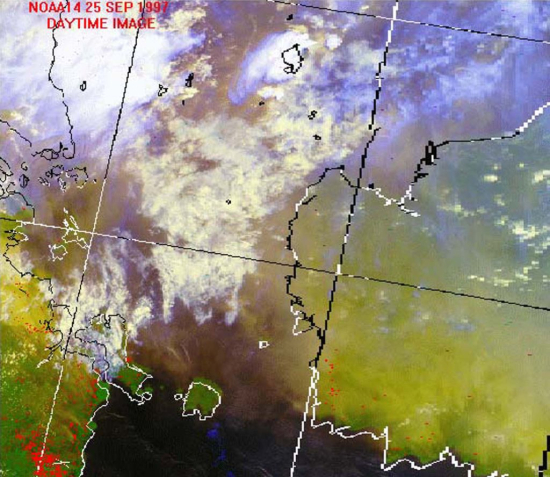 　　9月25日，印尼、马来西亚和新加坡部分地区的的卫星图像。各种颜色是为了突出和区分所加。黄色为烟雾，红点标注着苏门答腊等处的火点。周五，印尼已经动员了数千人，试图扑灭吞噬大量森林的火欢，苏哈托总统将这称为是国耻。马来西亚和新加坡位于左上角，婆罗洲岛位于右边。