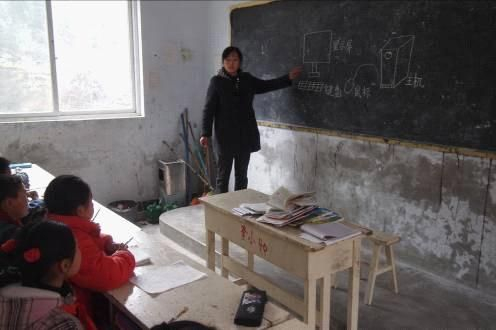 图说：李建春老师正在用画出来的电脑为孩子们讲解电脑知识