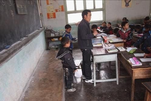 图说：粉笔加黑板是乡村学校的最常见教学模式