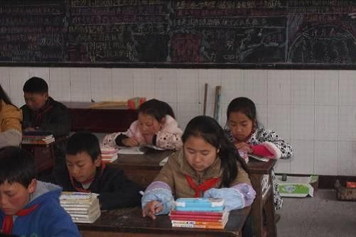 图说：没有电脑的信息技术课，对孩子们来说总是有些枯燥乏味