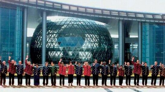 2001 年上海APEC 会议