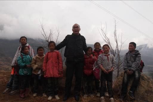 图说：要到目的地了，记者和陈璐以及她的同学们合影留念