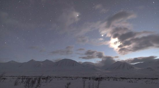 苏格兰阿伯丁郡摄影师哈特为留住这个天文现象的壮观瞬间，拍了7500多张照片。