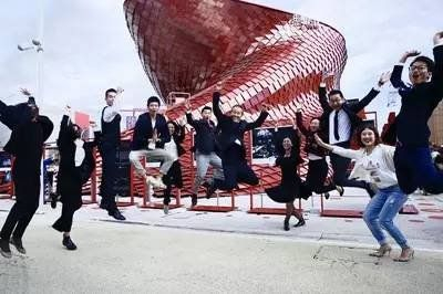 王石和他的团队在米兰世博会万科馆前