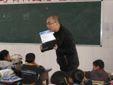 图说：记者为同学们上信息技术课，大部分孩子都没有用过电脑