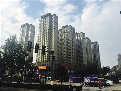 石二群当年抢劫的银行已经被拆除，原址被高楼覆盖。新京报记者 张维摄