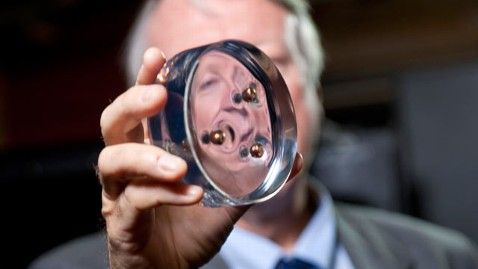 科学家正在研发一种纳米材料，能够抵御9毫米口径子弹而后封闭弹孔。