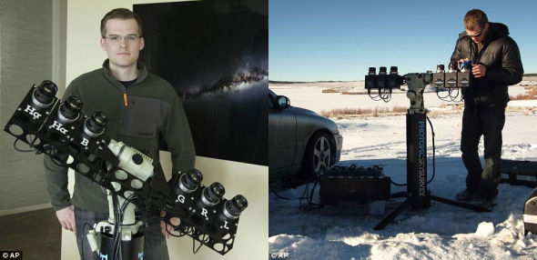 　　赖辛格与他的6个同步天文摄影相机合影，他利用这些相机拍摄了制作这张合成图的照片。右图是2010年他正在科罗拉多州的野外调整相机的角度。