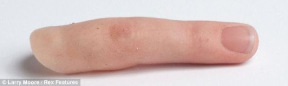 这一义肢产品真正做到了精工细作，甚至连雀斑，汗毛，以至于纹身都没有遗漏