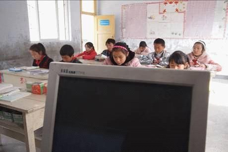 图说：透过电脑，奎武村小的孩子们正在上课，对于他们来说，数字化教学显得那么遥远