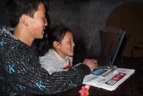 图说：陈璐和哥哥第一次用笔记本电脑看动画视频
