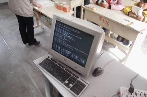 图说：奎武小学唯一一台电脑，8年前的古董货，始终无法正常运行图说：没有电脑的信息技术课，对孩子们来说总是有些枯燥乏味