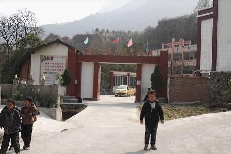 图说：德威中心校是一所典型的乡村学校