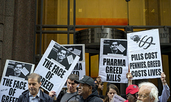 抗议者举着标语抗议史克雷利提价，其中一个上写：药片成本不值一文，贪婪毁掉众多生命