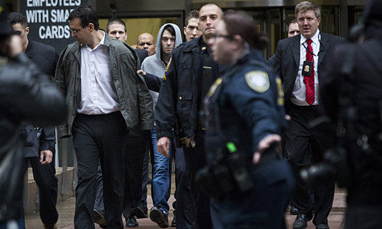 史克雷利获保释后走出美国联邦调查局大楼