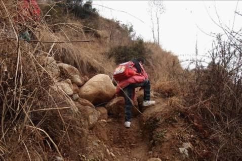 图说：翻越这样的陡坡对于山区孩子来说是家常便饭