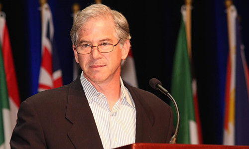 法斯托当年也是道貌岸然的各类高大上讲坛的嘉宾