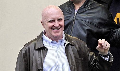 被警员押出法庭的科兹洛斯基