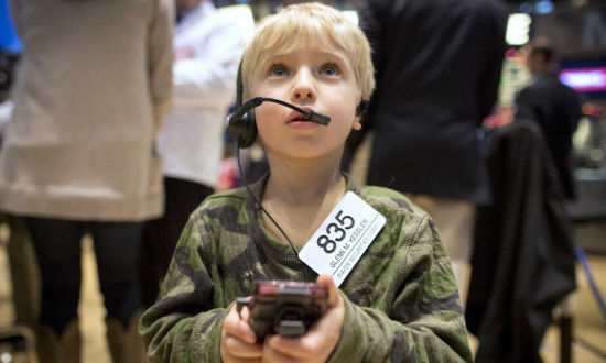 　　华尔街豪赌小子的梦想永不会磨灭。图为2014年11月28日，纽交所交易员Glenn Kessler的儿子乔丹穿着爸爸的行头在市场当中，他像100年前的利弗莫尔一样，正关注不断变化的市场价格。