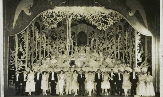 　　利弗莫尔的风流债。图为当年红极一时的齐格菲歌舞剧团，利弗莫尔第二任妻子多萝西为剧团演员。婚后，利弗莫尔与剧团的多位女演员有染。