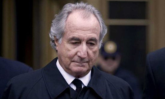 　　“庞氏骗局”就是“拆东墙补西墙”，利用新投资人的钱来向老投资者支付高回报，以制造赚钱假象进而骗取更多投资。世纪巨骗麦道夫就用此法制造了史上最大的“庞氏骗局”。